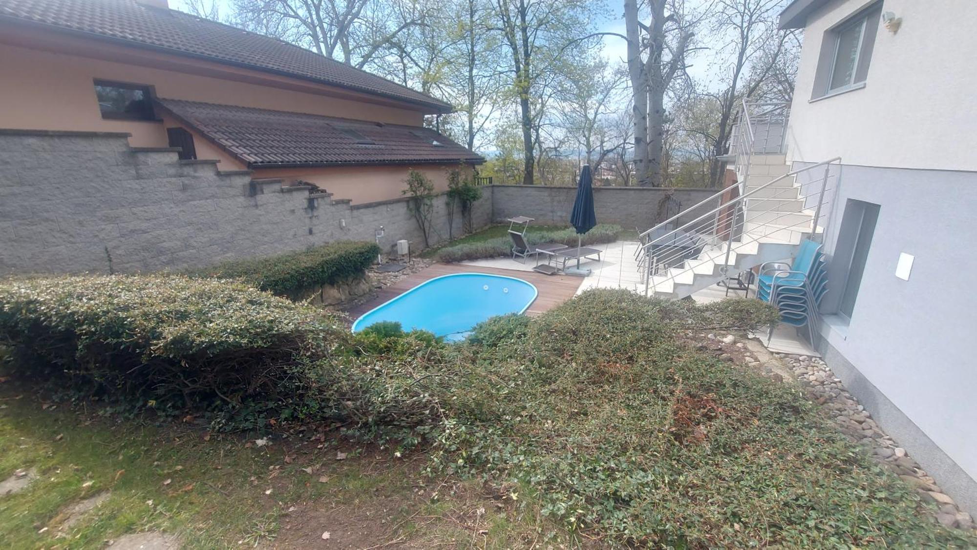 Dom Na Cervenej Vezi Villa Banka Bagian luar foto